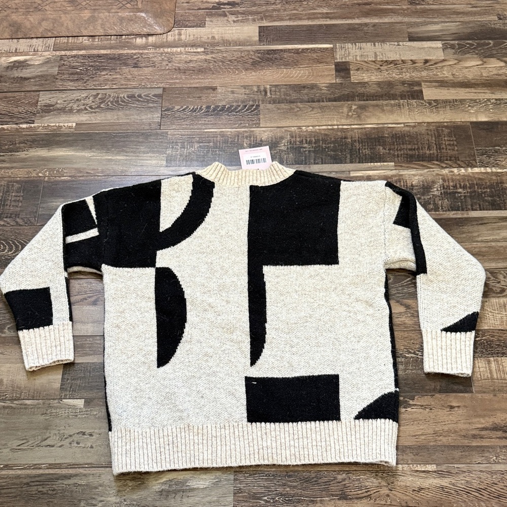 NWT‎ Geometric V-Neck Sweater in Black & Cream by Verge Girl - Picture 4 of 4